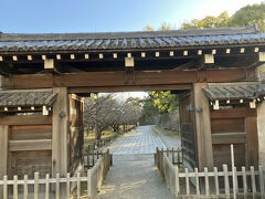 お腹も膨れ、開場まで1時間少しあるので、散歩がてら和歌山城公演を少し歩いてみました。

和歌山って奈良に住んでいた頃から、隣接した県でありながら印象が薄く、立ち寄った記憶もあまりありません。

5年程前の2020年の冬、GoToトラベル事業で訪れて以来の和歌山城です。
＊年末は和歌山へ↓
https://4travel.jp/travelogue/11673249