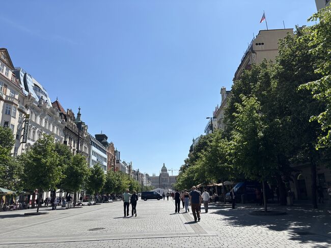 大きな目抜き通りを歩いてプラハ駅へ。<br />晴天の昼間、太陽に照らされてじわじわと暑くなってきました