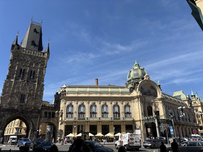 プラハ市民会館と火薬塔は見えてきました。<br />いすれも立派な建築物です。