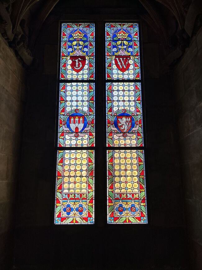 塔の窓はステンドグラスになっていて、とても可愛いかったです。