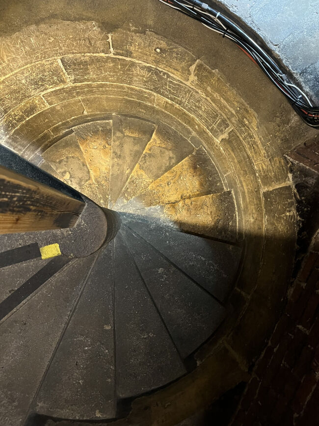 グルグルと小さな螺旋階段で一気に昇り降りすると目が回ります。