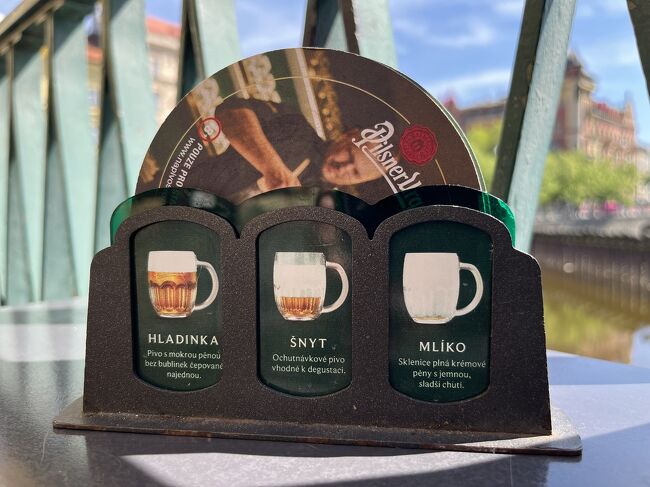 あまりにも熱くって水分休憩。<br />川沿いのテラス席でピルスナーを飲むことに。<br /><br />一番右のMILKO…面白いけど、私たちは左のビール。