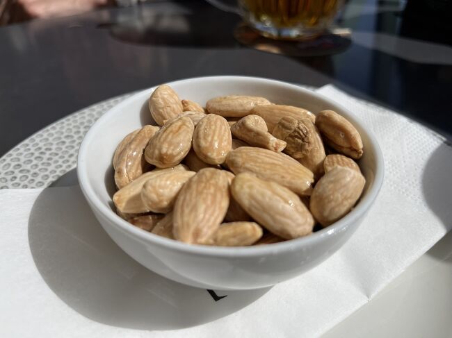 ビールと一緒に出てきたナッツは、油で炒っているのか手でつまむと指がギトギトになりました。