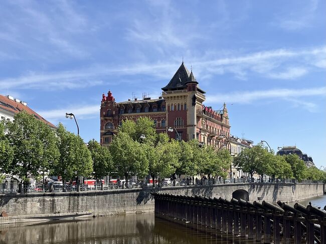 汗が引いたので、散歩を再開。<br />川沿いをゆっくりと歩いて、ダンシングハウスに向かいます。