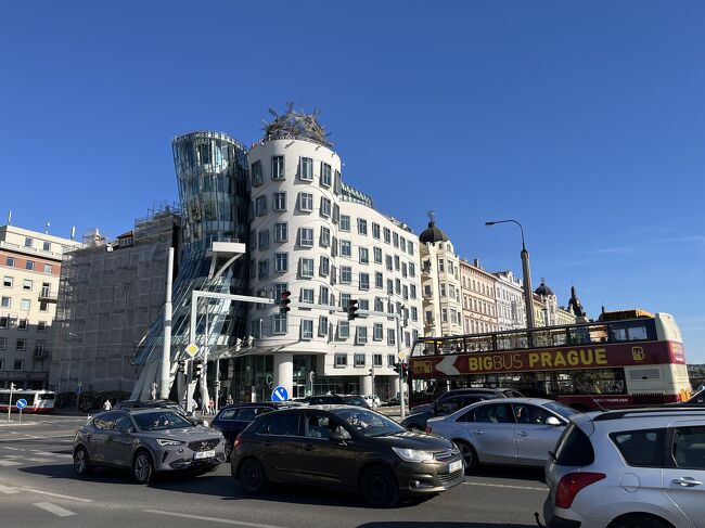 20分程歩いて到着したダンシングハウス。<br />感想は…フーンといった感じ。<br /><br />歴史的な町並みに突如現れた近代建築は、ガイドブックによると連日観光客で賑わう観光スポットだそうですが、私たちはあまり興味がなく…