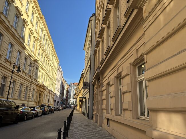 ここまで来た川沿いとは異なる街中を抜けて、ブラブラとホテルの方向へ帰ります。