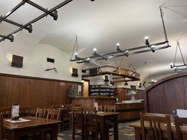 時間が早いから、まだガラガラ。お客さんは私たちだけです。<br />テーブルが広く雰囲気の良いお店で、まずはビールを注文。