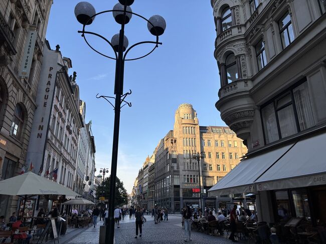 ホテルへ帰る途中でスーパーを探しながらブラブラ。<br />まだまだ空は明るいです。