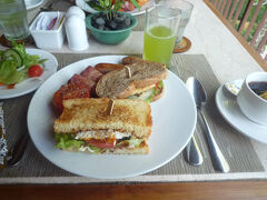 7/14(月)4日目
今日の朝食は、昨日食べて美味しかったサンドイッチ中心にしました。
お昼前にカーチャターの迎えが来るのでそれまで街ブラします。