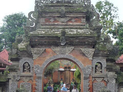 ウブド王宮にきました。
バリの伝統的な建造物を見学できます。