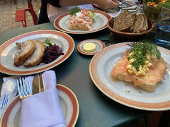 もちろんスモーブローを頂きました。（小エビとサーモン）
左のお皿は店員さんに聞いて選んだ赤キャベツとキュウリのサラダを添えたリブローストです。スモーブローはもちろんおいしかったのですが、リブローストは外はカリカリ、中はやわらかくてこれもおいしかったです。
料金はこれでしめて416DKK＋水代50DKK＝466DKK(約11000円！）です。