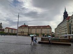 ホントに魔が差したとしか言いようがない。リュック背負ってドレスデンの街を歩きます。雨の中マルクト広場に到着。地下に有料トイレがあるのを発見（大事）。