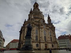 中央駅から徒歩２０分ほどでフラウエン教会に到着。案内板を見ると、今日はミサがあって12時からオープンとのこと。