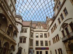 入口を進むと中庭に出ます。ここにチケット売り場があります。しかしここからが分からない。時間節約のためにオンラインチケットもってるんですが城への入口（どこに改札があるのか）が分からない。