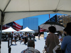 予約できたパビリオンまでには、この先4時間あります。
最初にアメリカ館を目指します。
アメリカは先月の旅行でお世話になったので、行かずにはなりません。
予定時間、1時間30分待ちのプラカードの列に並びます。
特別に暑さ対策のテントが張っているので、だいぶテントの下で過ごせます。
椅子を持参している方も少なくないです。
しかし、暑い。
バカバカしくもなりますが「同じ阿呆なら並ばにゃ損ソン」と心の中でつぶやき、気を紛らわします。