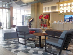 フロントで、チェックインは１５時からですと言われ、わかってたことなので、暑くて具合が悪いので、ロビーにいても良いですか？と聞いたら、どうぞと言ってくれて、水と冷たいおしぼりを持って来てくださったんです。
ありがたや。５分位経って、部屋にも入れてくれました。ありがたいです。