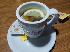 5日目。朝ごはんはレンタカーでマイクロネシアモールのデニーズに来ました。
子どもの食べ物は無料とのことで行ってみたかったんです。
KINGSもそうだったので、当たり前なのかもですが席に着いた瞬間に飲み物をいきなり聞かれました。何が何円か確認する前に聞かれるからドキドキです。前回はドリンク無料なのかと思いました。笑