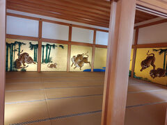 名古屋城の天守閣への入場が出来ないので本丸御殿（復元御殿）へ
入るように誘導されます
本丸御殿は尾張藩主の住居、藩の政庁で徳川家康の命により建立

玄関
本丸御殿を訪れた人がまず通される対面を待つ部屋
（竹林豹虎図）