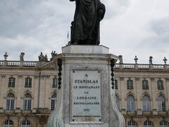 スタニスラス広場に来ました。
スタニスラスの像です。

スタニスラスという響きが東欧の名前がついた広場って不思議に思ったのですが、このStanislaus I. Leszczyński　スタニスラウス一世レシュチンスキーという人はもともとポーランド国王でした。
18世紀中ごろにフランスに亡命し、ロレーヌ地方を譲り受けて統治するようになったそうです。