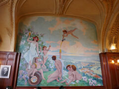 ブラッセリー・エクセルシオールに入りました。
中の装飾が素晴らしいです。