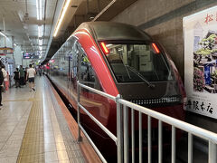 近鉄名古屋駅９時発のひのとりに乗って出発！車内のWi-Fiに接続したら、雑誌読み放題サービスが利用できる。それならと、大阪の旅行ガイドを読んだ。なるほどー。見開きで『韓国＆台湾カフェ』だとさ。おしゃれで素敵よね。これから行くところは東アジアつながりやけど、世間一般のイメージがあんまり良くないのよね。そんなことを考えてるうちに上本町に着いたので、特急以外の電車に乗り換えて日本橋駅で降りた。
