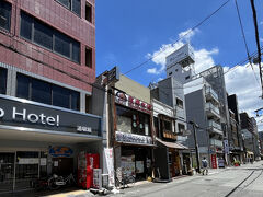 日本橋駅から北に歩いて、道頓堀川を越えたところで東へ。「ネオ中華街」と呼ばれている島之内エリアに進入！２年ぶりに来たぞー。
この通り（大和町通）は道の両側に中国系レストランやホテルがたくさん並んでいる。水餃子専門店、火鍋店、羊肉串の店など、店はいろいろあるけれど人通りは少なめ。もともとこの界隈が夜の町だからか？