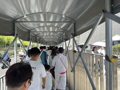 一休みしてタクシー使って南京大虐殺記念館に。日本人としては面白くない展示でしょうが、相互理解のために中国の人がどの様な教化を受けているかを知りたくて訪問です。日曜日とあって長い列が続く