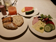 おはようございます。
ストックホルム2日目の朝です。
朝食は、ホテルの朝食会場で。
比較的種類も多かったけど、選んだものはシンプル。