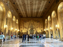 そして、最後が市庁舎見学ツアーのハイライトでもある「黄金の間」。
まさしく、壁一面黄金に輝いていて、思わず声が出ます。
ノーベル賞授賞式の舞踏会はここで行われます。