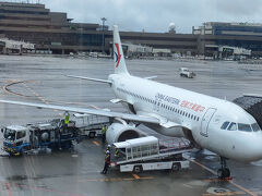 出発直前には「台風5号」が千葉県に向かっていて、「ほぼ台風」という熱帯低気圧が九州に向かっていました。これはどうなるのだろうと思いながら、中止の連絡も無いので当日は成田空港に向かっていました。