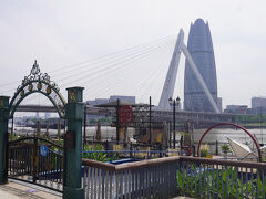 再びバスに乗り込んで「老外灘」に移動しました。今回小型のバスなので大型バスでは停車できない場所でバスの乗り降りをすることが出来て良かったです。