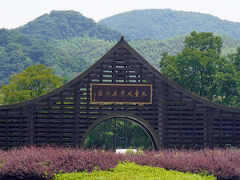 ところが着いた駐車場はこんな小さな村には似つかわしくないほど巨大で奇麗に整備されています。そんな駐車場にバスは数台しか停まっていませんでした。