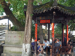 「紹興」の石橋も歴史は古く、その数も多くてさまざまな形のものがあります。春秋時代には紹興府の東1キロのところに「霊汜橋」が建造され、それ以降の「紹興」に一体どのくらいの石橋が造られたのかははっきりしないようです。清代末の光緒年間に記された「紹興府城衡路図」によると229基の橋がありました。