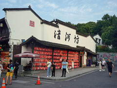 午後6時過ぎに「清河坊」に到着しました。この辺りは駐停車禁止ですが、小型のバスに8人だけなのでササっと下車しました。