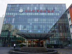 まだ午前5時で朝食のレストランの開く6時30分まで時間もあるので散歩に出てみることにしました。12年前にも泊まった懐かしいホテルの外観を写真に撮っておきます。