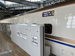 敦賀駅で北陸新幹線に乗り換え。前にサンダーバードに乗った時は金沢が終点だったけど、北陸新幹線が延伸したんですね。敦賀駅、とても新しくて綺麗でした。