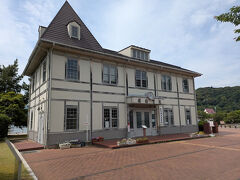 敦賀赤レンガ倉庫から徒歩５分、敦賀港駅の駅舎だった建物がありました。
敦賀鉄道資料館です。
何ともかわいい洋館みたいな感じ。
夜はライトアップされるとか。