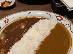 晩御飯は駅構内のカレー屋さん
東洋軒です

2種類のカレーが楽しめるあいがけカレーライスの
松阪牛ロイヤルブラックカレー&松阪牛ハヤシラス

ブラックカレーのスパイシーにハヤシライスのマイルドの絶妙な組み合わせでした！