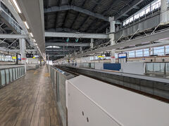 がっつり王道観光をしたので、今宵の宿へ移動です。
実は、敦賀にドーミーインができるみたいです。
７月18日にオープンとのことでした、残念。
まあ、今宵の宿は、温泉と決めていた！
先ずは、敦賀駅に戻ります。
敦賀駅の新幹線ホームは２面４線でした。
こりゃ、この先、京都や大阪に延伸する気は当分ないな。。。
終着駅という匂いがプンプンしました。
それにしても、北陸新幹線延伸の大阪延伸ルートがどうなるか、全く先が見えませんよね。