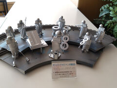 今回は久しぶり(6年ぶり！)の成田空港第2ターミナルです。
サクララウンジにこんなものがありました。
使わなくなったエンジンの部品などから出来ているようです。