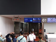 61番ゲートからの出発です。
出国審査からも近い、一番真ん中の良い所です。