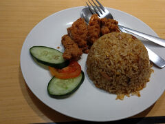 当日中にフローレス島へは乗り継げないので、ジャカルタのエアポートホテルで1泊です。
夕食は空港の中のImperial Kitchen & Dimsumへ。
こちらはナシゴレン。