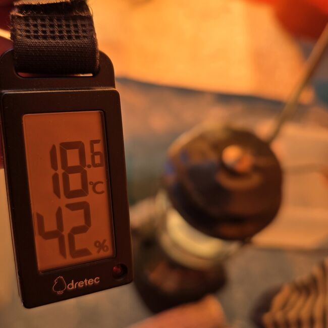 食べ終えてテントに戻ると中はポカポカ。「ランタン忘れたと思ったけどやっぱりあった。」って。<br /><br />１８度 ヽ(｀Д´)ﾉ ” ” ”