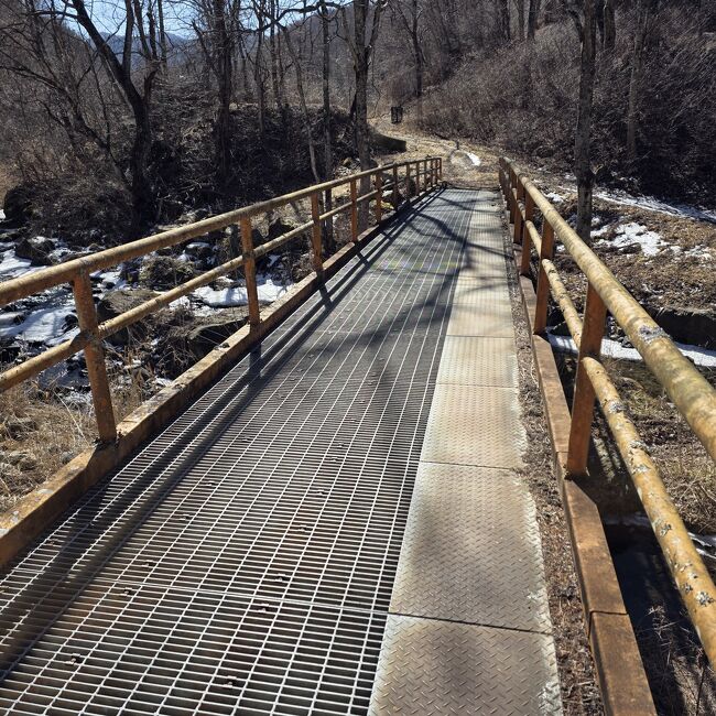 その先の小さな鉄橋を渡って山道に入ります。