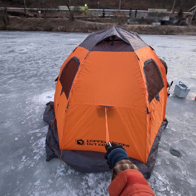テントがパっと広がるよう手伝い、氷上に固定するペグ（杭）を打ったりと、今日は率先して動きました。<br />だって本当に寒いから。