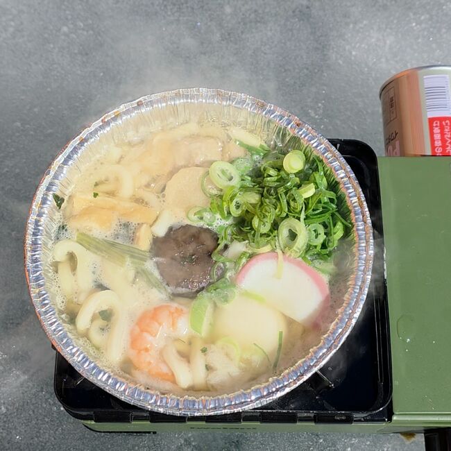 冷凍タイプなので火にかけるだけで完成。<br />具だくさんでつゆも美味しいので、レンゲも持って来ました。