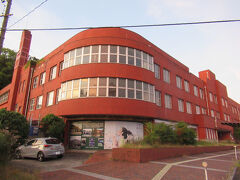 青山クラブの建物です。明治36年に下士官や水兵の厚生施設として開設されたのが最初で、この建物は昭和11年に建てられたもの