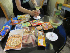 ホテルに戻って、飲み直しました