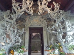 ホテルからカーチャーターで「タマンデダリ」昼食です。
入口の彫刻が凄く凝っています。レストラン内は広くゆったりしたスペースです。