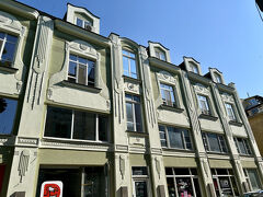 近代建築が続きます。